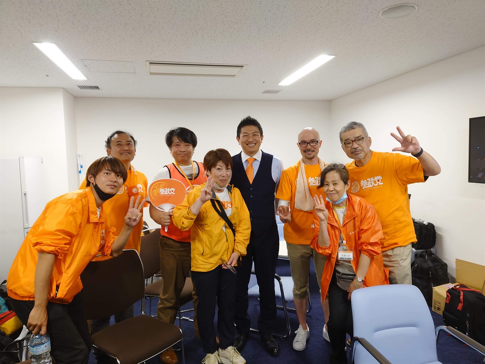 参政党イベントのスタッフ楽屋にて神谷代表と